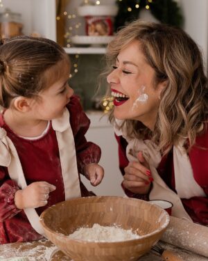 Marta Melro Instagram - A família das Melrinhas deseja a todos umas boas festas! Um beijinho sobretudo para aqueles para quem esta época é mais difícil, seja por que motivo for. Fica aqui o nosso carinho , que o vosso coração possa ficar mais leve! ❤️✨

@casadeluzfotografia
