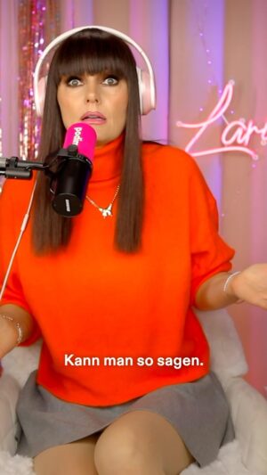 Martina Hill Instagram - Doministeine = deutsche Dubaischokolade?🍫😂

Die neue Folge „Die Zeitmaschine“ von Larissa in dein Ohr könnt ihr exklusiv bei Podimo hören 🎧

#podcast #comedypodcast #dubaischokolade