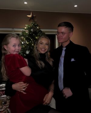 Martine Lunde Instagram - GOD JUL❤️ Håper dere får en så fin kveld!