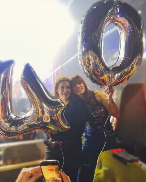 Mary Synatsaki Instagram - 40 🎂. Κανένας απολογισμός. Μόνο ευγνωμοσύνη για τα χρόνια ♥️ η χθεσινή ημέρα σε μερικές φωτογραφίες. Το αδερφάκι μου και οι άνθρωποι μου! Περνούσαμε τέλεια και δεν έβγαλα φωτογραφίες με τους μισούς. Αλλά ξέρουν ποιοι είναι γιατί τους το λέω σε κάθε ευκαιρία. Δηλαδή αν όντως είχα να μοιραστώ κάτι μετά από 40 χρόνια σε αυτήν την γη, είναι το να λες και να δείχνεις ότι νοιάζεσαι και αγαπάς τους πολύτιμους σου. Ο πλούτος μου ⭐️ Και ευχαριστώ και εσάς, που κάποιοι εδώ μέσα με έχετε «ζήσει» να σβήνω κεράκια από τα 25! Είναι πολλά τα χρόνια και άπειρες οι ευχές σας και σας ευγνωμονώ που κάθε χρόνο ξοδεύετε από τον χρόνο σας για αυτές. Τις γλυκές κουβέντες και την αγάπη. Που δεν θεωρώ καθόλου δεδομένη! • καινούργια δεκαετία • Lets goooooooo