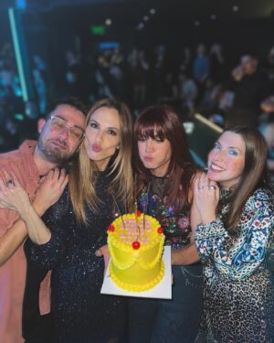 Mary Synatsaki Instagram - 40 🎂. Κανένας απολογισμός. Μόνο ευγνωμοσύνη για τα χρόνια ♥️ η χθεσινή ημέρα σε μερικές φωτογραφίες. Το αδερφάκι μου και οι άνθρωποι μου! Περνούσαμε τέλεια και δεν έβγαλα φωτογραφίες με τους μισούς. Αλλά ξέρουν ποιοι είναι γιατί τους το λέω σε κάθε ευκαιρία. Δηλαδή αν όντως είχα να μοιραστώ κάτι μετά από 40 χρόνια σε αυτήν την γη, είναι το να λες και να δείχνεις ότι νοιάζεσαι και αγαπάς τους πολύτιμους σου. Ο πλούτος μου ⭐️ Και ευχαριστώ και εσάς, που κάποιοι εδώ μέσα με έχετε «ζήσει» να σβήνω κεράκια από τα 25! Είναι πολλά τα χρόνια και άπειρες οι ευχές σας και σας ευγνωμονώ που κάθε χρόνο ξοδεύετε από τον χρόνο σας για αυτές. Τις γλυκές κουβέντες και την αγάπη. Που δεν θεωρώ καθόλου δεδομένη! • καινούργια δεκαετία • Lets goooooooo