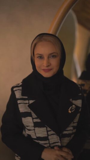 Maryam Kavyani Instagram - .
تو در ساعت ۳/۱۴بعد از ظهر روز سه شنبه به تاریخ ۲ تیر ۱۳۴۹ شمسی در بیمارستان پارس اهواز وابسته به سازمان طرح نیشکر هفت تپه بدنیا آمدی.
پزشکی که کمک کرد تا تو به دنیا بیایی دکتر رهنمون و قابله ایی که کمک کرد تا تو چشم به جهان بگشایی خانم بختیاری بود
تو وزنت ۳کیلو ۱۰۰گرم قدت۵۰سانتی متر و موهای سرت طلایی زیتونی و چشمانت آبی پررنگ بود. همه معتقدند که شبیه پدرت هستی…
……
#کلاسور_آبی #مریم_کاویانی #زندگی_من #هنرمندان_ایرانی#هفت_تپه_قدیم #اهواز 
 @maryam_kavyani 
@aminmardanian 
@ah_ziaei