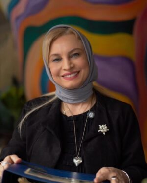 Maryam Kavyani Instagram - .
من تمام خودم را مدیون پدر و مادرم هستم که به من انسان بودن را آموختند…
و تلاش کردم انسان باشم…
امید که دیگران هم از من راضی باشند.
…….
#کلاسور_آبی #تقدیر_از_مادر #هنرمندان_ایرانی #زندگی_نامه_من #انسان 
…..
@aminmardanian 
@maryam_kavyani
@ah_ziaei
@mother