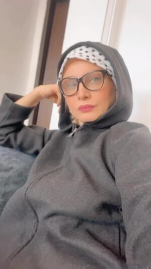 Maryam Kavyani Instagram - .
من زیستن را در گذر زمان نمی یابم 
زیستن یعنی لحظه را به زندگی تبدیل کردن
با پذیرش تلخی هایش ، چون طبیعت زندگی هم رنج دارد و هم شادی.
#زندگی_به_کامتان #ریلز_اینستاگرام 
@instagram
