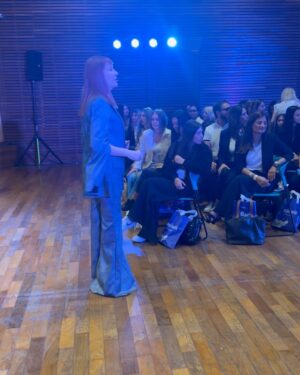 Matilda Blanco Instagram - Más de Subite a Mi Pasarela 3ra Edición! 👠
Este año cerró así con todo! 💫
Con una Master Class increíble! 
Gracias siempre a todos los que se Subieron! 

📍CMD
@bacreativa 
@remingtonlatam 
@matildablancoescuela modelos y asistebtes
@approfessionalmakeup 
@paratirevista 
@bagovit 
@multiled 
@orientargentina 
@abanicospublicitarios 
@noyandeliverydecafe 

Speakers
@andypellegrinook 
@pepeochoa88 
@solerubio 

Mi look @allo_martinez 
Hair color @cerininet 

Idea y realización @matildablanco 
Producción logística PR @soyloregentile 

#subiteamipasarela #matildablancoescuela