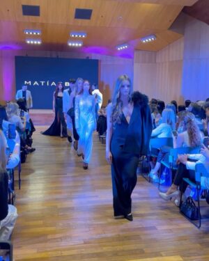 Matilda Blanco Instagram - Más de Subite a Mi Pasarela 3ra Edición! 👠
Este año cerró así con todo! 💫
Con una Master Class increíble! 
Gracias siempre a todos los que se Subieron! 

📍CMD
@bacreativa 
@remingtonlatam 
@matildablancoescuela modelos y asistebtes
@approfessionalmakeup 
@paratirevista 
@bagovit 
@multiled 
@orientargentina 
@abanicospublicitarios 
@noyandeliverydecafe 

Speakers
@andypellegrinook 
@pepeochoa88 
@solerubio 

Mi look @allo_martinez 
Hair color @cerininet 

Idea y realización @matildablanco 
Producción logística PR @soyloregentile 

#subiteamipasarela #matildablancoescuela
