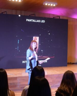 Matilda Blanco Instagram - Más de Subite a Mi Pasarela 3ra Edición! 👠
Este año cerró así con todo! 💫
Con una Master Class increíble! 
Gracias siempre a todos los que se Subieron! 

📍CMD
@bacreativa 
@remingtonlatam 
@matildablancoescuela modelos y asistebtes
@approfessionalmakeup 
@paratirevista 
@bagovit 
@multiled 
@orientargentina 
@abanicospublicitarios 
@noyandeliverydecafe 

Speakers
@andypellegrinook 
@pepeochoa88 
@solerubio 

Mi look @allo_martinez 
Hair color @cerininet 

Idea y realización @matildablanco 
Producción logística PR @soyloregentile 

#subiteamipasarela #matildablancoescuela