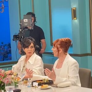 Matilda Blanco Instagram - Feliz y agradecida de haber estado con @mirthalegrand la pasé muy bien y me hicieron comida vegana! 
Mirtha estaba fabulosa con ese vestidazo con flores que uso en Martin Fierro de la Moda! Amé ese vestido! 

Mi Look
Traje @kremia.moda 
Mi color de pelo @cerininet 
Joyas @giovannadifirenze 
Make up @pauch_petrini
Peino @diegomonetta 

@matildablancoescuela 

#mesaza