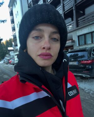 Matilde Gioli Instagram - Oh the weather outside is frightful ❄️
But the fire is so delightful 🔥