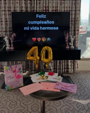 Maura Rivera Instagram - Ayer 18 de diciembre cumplir 40 años ….. muchas sensaciones lindas un cumpleaños que quedará en mi memoria por siempre, la vida es realmente bella y estoy tan agradecida de cada saludo cada palabra cada deseo que me enviaron que lo atesoro y guardo con mucho amor …… Te amo mucho @markgonzalez11 gracias por todo y cada detalle de este hermoso viaje eres mi pilar fundamental en esta vida , gracias hijos Markcito y Luciana porque mi vida tiene tanto sentido con ustedes dos los amo con mi alma entera , gracias familia, amigos ,amigas y todos quienes se dieron el tiempo de saludarme….
Ahora con todo!!! esto recién comienza 😎🤩 #40años #lasvegas #yourmomentisnow