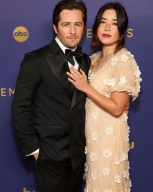 Maya Erskine Instagram - Mom and dad’s night out. So proud of everyone who worked on @smithsonprime ❤️🩷 congratulations to all the nominees and winners 🌸 feeling a lot of gratitude to be here xx