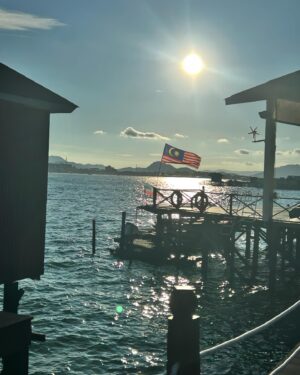 Maya Karin Instagram - Miss the sunny days of Sabah..
#samporna #sabah #malaysia