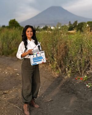 Mayella Lloclla Instagram - “Nunca me dijo su verdadero nombre, no sé cuántos sepan el mío, pero hubieron muchas, y cuando estábamos juntas nos teníamos” Ha sido un hermoso inicio de año 2025 con un proyecto maravilloso 🎬 “Magdalena Centeno” en Arequipa , dirigido por  @nazarethvega7 , no le pierdan el rastro porque es una hermosa promesa en el cine Peruano ,  ha sido maravilloso compartir una historia peruana tan potente idea original de la directora y de @victoria.vargasperaltilla y compartir con actrices maravillosas Arequipeñas mis Magdalenas:  @lu.gutierrez02 , @fuxetestefania @teffybengoa , coincidir nuevamente con mi gran compañero @fer.basi , trabajar con la gran @renatafloresrivera  y todas las áreas, de producción @mestizo_studios_ @jorge_constan @produluu @_iziarmxli5 , de dirección @charlyfernet @165998ch , script @elmagolohizodenuevo , de arte @samuel_vld  @sh4ri___ @fernandoomalagaa @alinjimnz , de vestuario @niki.llerena , de maquillaje @majocossiomua , de cámara  @raul_rossel_dp , de luces , de sonido,  ha sido maravilloso , un placer conocer su chamba! 🎬❤️✨
Que el destino nos vuelva a juntar en nuevos proyectos!  Ya quiero que se estrene! @toma7contenthouse
