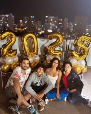 Mayella Lloclla Instagram - Feliz 2025 para todos ✨🥂❤️ 

#newyear #newyear2025