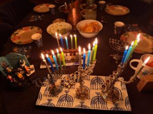 Mayim Bialik Instagram - The #fourthnightofchanukah was celebrated after Shabbat ended so we first did havdallah (to end Shabbat!) and blessed the week with sweetness. Then we lit candles, sang songs and ate the best food of all time, the latke. 🥔 🧅 🕎