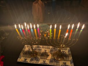 Mayim Bialik Instagram - It’s the #seventhnightofchanukah and it’s New Year’s Eve. Note the take out in the background. חג שמח 🕎 🎆