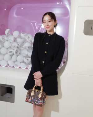 Mayu Hotta Instagram - ・
ルイ･ヴィトンと村上隆による
「LOUIS VUITTON × MURAKAMI｣
コレクションへ行ってきました。
新年の幕開けにぴったりな
華やかなアイテムの数々と、
隅々までこだわりがあって楽しめる
会場に胸がときめきました。
シネマ・スペースではリマスターされた
2つのムービーが上映されており
コレクションの世界観を体感できる空間でした。

村上隆さんのカラフルな美的世界と、
メゾンのサヴォアフェールが融合した
期間限定のイベント。
ぜひ足を運んでみてくださいね✨💐

#LVxMurakami
#LouisVuitton
#LVFashion
#InvitedbyLouisVuitton