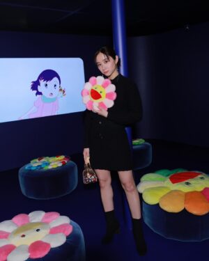 Mayu Hotta Instagram - ・
ルイ･ヴィトンと村上隆による
「LOUIS VUITTON × MURAKAMI｣
コレクションへ行ってきました。
新年の幕開けにぴったりな
華やかなアイテムの数々と、
隅々までこだわりがあって楽しめる
会場に胸がときめきました。
シネマ・スペースではリマスターされた
2つのムービーが上映されており
コレクションの世界観を体感できる空間でした。

村上隆さんのカラフルな美的世界と、
メゾンのサヴォアフェールが融合した
期間限定のイベント。
ぜひ足を運んでみてくださいね✨💐

#LVxMurakami
#LouisVuitton
#LVFashion
#InvitedbyLouisVuitton
