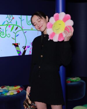Mayu Hotta Instagram - ・
ルイ･ヴィトンと村上隆による
「LOUIS VUITTON × MURAKAMI｣
コレクションへ行ってきました。
新年の幕開けにぴったりな
華やかなアイテムの数々と、
隅々までこだわりがあって楽しめる
会場に胸がときめきました。
シネマ・スペースではリマスターされた
2つのムービーが上映されており
コレクションの世界観を体感できる空間でした。

村上隆さんのカラフルな美的世界と、
メゾンのサヴォアフェールが融合した
期間限定のイベント。
ぜひ足を運んでみてくださいね✨💐

#LVxMurakami
#LouisVuitton
#LVFashion
#InvitedbyLouisVuitton
