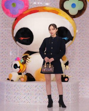 Mayu Hotta Instagram - ・
ルイ･ヴィトンと村上隆による
「LOUIS VUITTON × MURAKAMI｣
コレクションへ行ってきました。
新年の幕開けにぴったりな
華やかなアイテムの数々と、
隅々までこだわりがあって楽しめる
会場に胸がときめきました。
シネマ・スペースではリマスターされた
2つのムービーが上映されており
コレクションの世界観を体感できる空間でした。

村上隆さんのカラフルな美的世界と、
メゾンのサヴォアフェールが融合した
期間限定のイベント。
ぜひ足を運んでみてくださいね✨💐

#LVxMurakami
#LouisVuitton
#LVFashion
#InvitedbyLouisVuitton