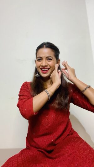 Mayuri Wagh Instagram - Jhumka Bareli wala….❣️🧿
.
.
.
#jhumka #love #dancereels #therapy #lovedancing #smile #shine #glow #happylife #happysoul #grateful #marathiactress #mayuriwagh