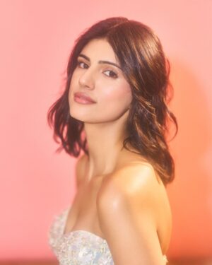 Medha Rana Instagram - Thank you for being the best host ever MM💖 You’re one of the loveliest, most warm, genuine and inspiring humans I’ve met in this industry✨ 
Always feel like a dream dressed in @manishmalhotraworld 💫
Styled by @sahilramchandani 
Accessories by @manishmalhotrajewellery 
Hair and make up by @bharatlimba.hmu 
Photos with the pink backdrop by @amannagoshe 
Bts photos by @rohit.virdi