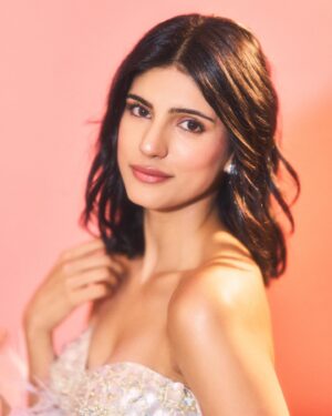 Medha Rana Instagram - Thank you for being the best host ever MM💖 You’re one of the loveliest, most warm, genuine and inspiring humans I’ve met in this industry✨ 
Always feel like a dream dressed in @manishmalhotraworld 💫
Styled by @sahilramchandani 
Accessories by @manishmalhotrajewellery 
Hair and make up by @bharatlimba.hmu 
Photos with the pink backdrop by @amannagoshe 
Bts photos by @rohit.virdi