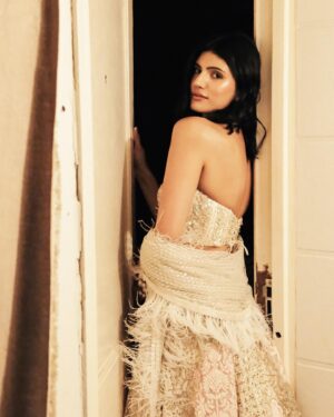 Medha Rana Instagram - Thank you for being the best host ever MM💖 You’re one of the loveliest, most warm, genuine and inspiring humans I’ve met in this industry✨ 
Always feel like a dream dressed in @manishmalhotraworld 💫
Styled by @sahilramchandani 
Accessories by @manishmalhotrajewellery 
Hair and make up by @bharatlimba.hmu 
Photos with the pink backdrop by @amannagoshe 
Bts photos by @rohit.virdi