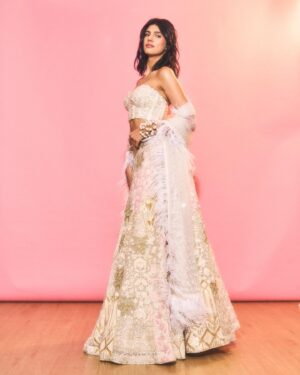 Medha Rana Instagram - Thank you for being the best host ever MM💖 You’re one of the loveliest, most warm, genuine and inspiring humans I’ve met in this industry✨ 
Always feel like a dream dressed in @manishmalhotraworld 💫
Styled by @sahilramchandani 
Accessories by @manishmalhotrajewellery 
Hair and make up by @bharatlimba.hmu 
Photos with the pink backdrop by @amannagoshe 
Bts photos by @rohit.virdi