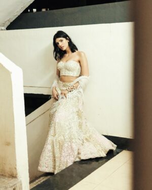 Medha Rana Instagram - Thank you for being the best host ever MM💖 You’re one of the loveliest, most warm, genuine and inspiring humans I’ve met in this industry✨ 
Always feel like a dream dressed in @manishmalhotraworld 💫
Styled by @sahilramchandani 
Accessories by @manishmalhotrajewellery 
Hair and make up by @bharatlimba.hmu 
Photos with the pink backdrop by @amannagoshe 
Bts photos by @rohit.virdi