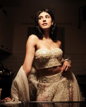 Medha Rana Instagram - Thank you for being the best host ever MM💖 You’re one of the loveliest, most warm, genuine and inspiring humans I’ve met in this industry✨ 
Always feel like a dream dressed in @manishmalhotraworld 💫
Styled by @sahilramchandani 
Accessories by @manishmalhotrajewellery 
Hair and make up by @bharatlimba.hmu 
Photos with the pink backdrop by @amannagoshe 
Bts photos by @rohit.virdi