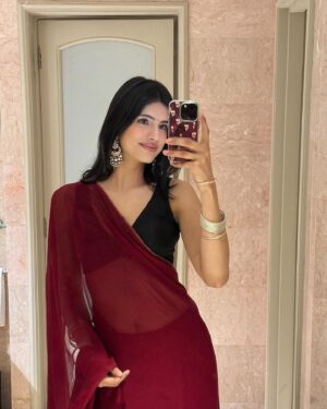 Medha Rana Instagram - Just a girl and her moms saree ♥️✨