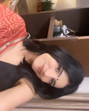 Medha Rana Instagram - Just a girl and her moms saree ♥️✨