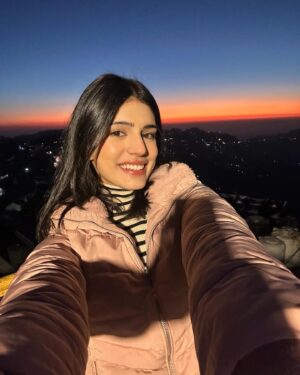 Medha Rana Instagram - My dose of oxytocin, mountains and @nagtrisha 🩵❄️