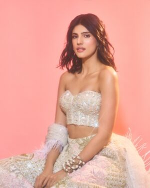 Medha Rana Instagram - Thank you for being the best host ever MM💖 You’re one of the loveliest, most warm, genuine and inspiring humans I’ve met in this industry✨ 
Always feel like a dream dressed in @manishmalhotraworld 💫
Styled by @sahilramchandani 
Accessories by @manishmalhotrajewellery 
Hair and make up by @bharatlimba.hmu 
Photos with the pink backdrop by @amannagoshe 
Bts photos by @rohit.virdi