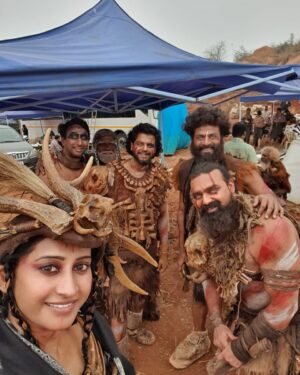 Meena Vasu Instagram - ❤️❤️ #kanguvajourney 
 
  I’m deeply grateful to DIRECTOR SIVA SIR and @studiogreen_official for making me a part of this extraordinary journey🙏🙏Thanks to the entire team of KANGUVA for making it such a memorable experience ☺️

@premkumaractor @priyadarshinirajkumar_official @studiogreen_official @girija_hari_ @harishuthamanofficial @official.bosevenkat @vatsanchakravarthi @gokulnath_off  thank u all for your great support 🙏🤗

#kanguva #kanguvatamil #suryakanguva