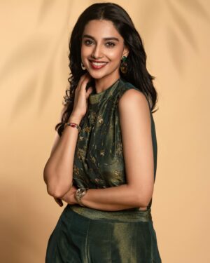 Meenakshi Chaudhary Instagram - 🍯 🐝 💫💫

📷: @deepaksurya.fotografia 
Stylist: @kalyanik666
Outfit: @houseofrirasa 
Brand Management: @papillonpublicrelations
Styling team: @himajav29
Accessories: @sholdsherni 
Hair : @chinnisrinu_stylist
Make up : @laxman_rayavarapu