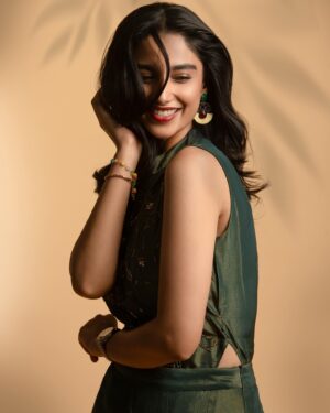 Meenakshi Chaudhary Instagram - 🍯 🐝 💫💫

📷: @deepaksurya.fotografia 
Stylist: @kalyanik666
Outfit: @houseofrirasa 
Brand Management: @papillonpublicrelations
Styling team: @himajav29
Accessories: @sholdsherni 
Hair : @chinnisrinu_stylist
Make up : @laxman_rayavarapu