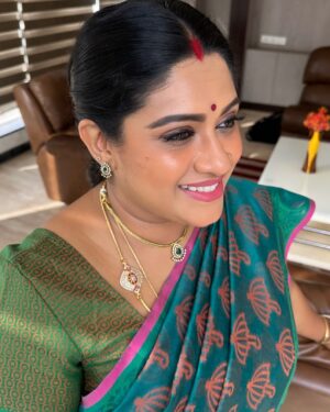 Meera Krishna, Meera Siva Instagram - Thank you for the beautiful jewellery 🥰
#kanmanianbudan #vijaytv #actress #promotion #jewellery #actors #instagram #instagood #instalike #instadaily #insta #instapromotion #