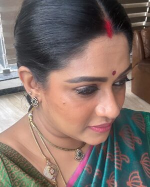 Meera Krishna, Meera Siva Instagram - Thank you for the beautiful jewellery 🥰
#kanmanianbudan #vijaytv #actress #promotion #jewellery #actors #instagram #instagood #instalike #instadaily #insta #instapromotion #