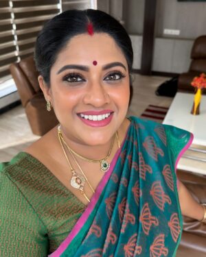 Meera Krishna, Meera Siva Instagram - Thank you for the beautiful jewellery 🥰
#kanmanianbudan #vijaytv #actress #promotion #jewellery #actors #instagram #instagood #instalike #instadaily #insta #instapromotion #