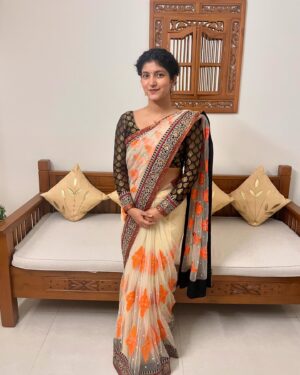 Meetha Raghunath Instagram - My high school best friend got married and I decided to make it a full circle by wearing the saree I wore for our 12th grade farewell ten years ago 🌝