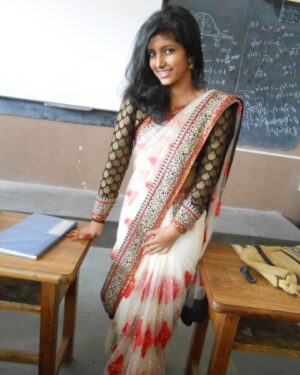 Meetha Raghunath Instagram - My high school best friend got married and I decided to make it a full circle by wearing the saree I wore for our 12th grade farewell ten years ago 🌝