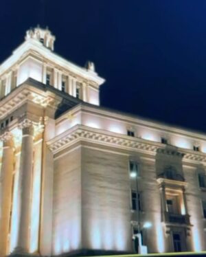 Megan Boone Instagram - Lizzie Reborn in Bulgaria 🇧🇬 
I happily flew to Eastern Europe last week to make a movie. Today was my first day shooting #theinternship for @paramountplus with @lizzy_greene - a real one & @james2bambamford - Bam bam, the director man (srsly he shot most of this post & vids in slide 2 & 3 are reposts from him) 🤍💚❤️