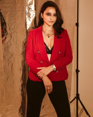 Meghana Gaonkar Instagram - Your Secret Santa arrived early♥️💫 
~
Styled by @meghanagaonkar 
Shot by @framesbyvikaskakolu 
Beauty work by @manjunattha.n 
Assisted by @glow_up_dairies