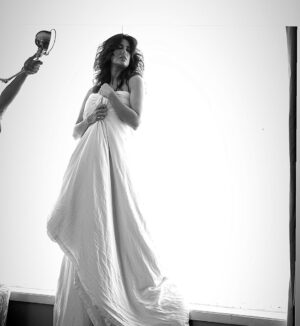 Mehwish Hayat Instagram - 🤍
 ‘I can’t live without you‘ Me to my comforter in winters .. 🥹

Makeup and hair @waqar_makeup 
📸 @iumairbinnisar