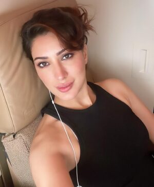 Mehwish Hayat Instagram - Here we go again .. 🖤

Ps Proclaiming my eternal love for wired earphones!