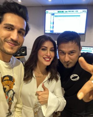 Mehwish Hayat Instagram - Collaborated with my favorite desi kalakaar, @yoyohoneysingh , on a killer new track. Stay tuned for the release! 🔥♥️🤩
#yoyohoneysingh #MehwishHayat #newsongalert