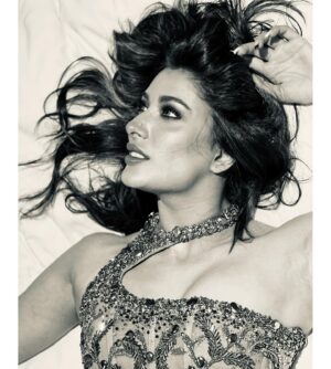 Mehwish Hayat Instagram - Kill you with a stare or with a smile ? 🤌🏻 ♥

Wearing @amatoofficial 
Thank you @thekubism for taking these bomb photographs . I now know who I should be contacting for my next photo shoot! 😆x

#MehwishHayat #Londonnahijaunga