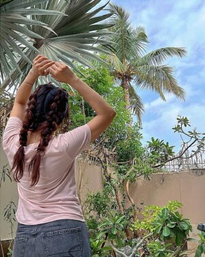 Mehwish Hayat Instagram - 🐣🤌🏻⚡️

Braids by @iamazeemabbasi
Photography @afsheen.hayat